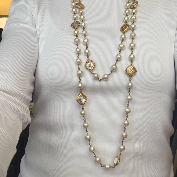 CHANEL 1970s quilted pearl and crystal embellished necklace. Collectors item! - Picture 2 of 4
